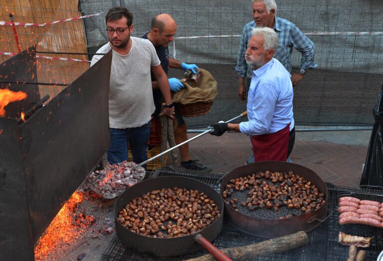 Lucignano: alla Festa della castagna e del porcino (foto)