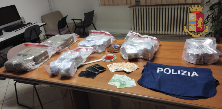 In viaggio con trenta chili di “fumo”: arrestato ventennne