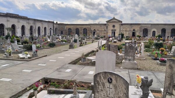 Pezzo di marmo frana da lapide e colpisce una donna