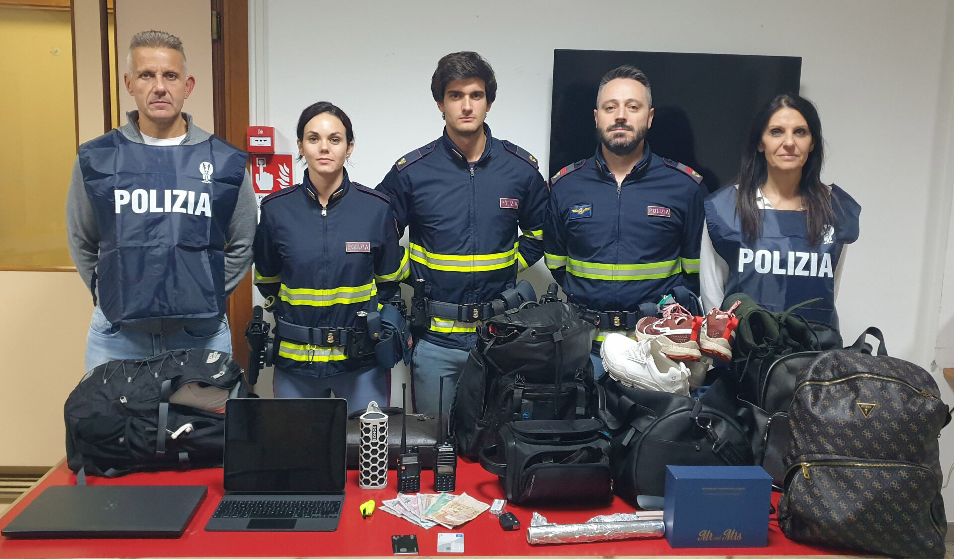 Saccheggiano le auto in sosta nelle aree di servizio, 4 persone arrestate