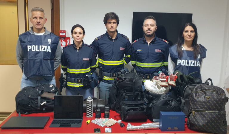 Saccheggiano le auto in sosta nelle aree di servizio,  4 persone arrestate