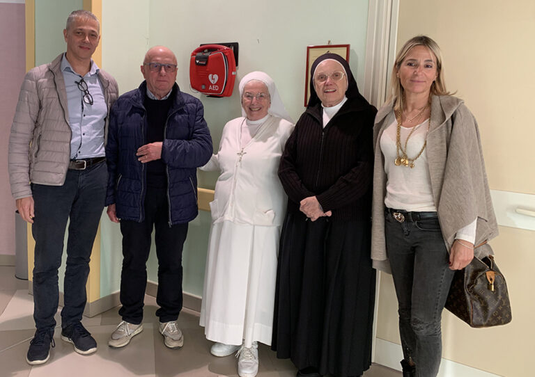 Universo Sociale dona all’Istituto Medaglia Miracolosa un defibrillatore e una sedia a rotelle per attività acquatica