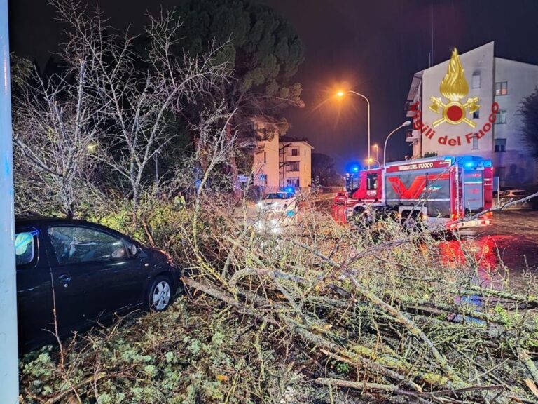 Maltempo in Toscana: numerosi gli interventi nella notte anche in città