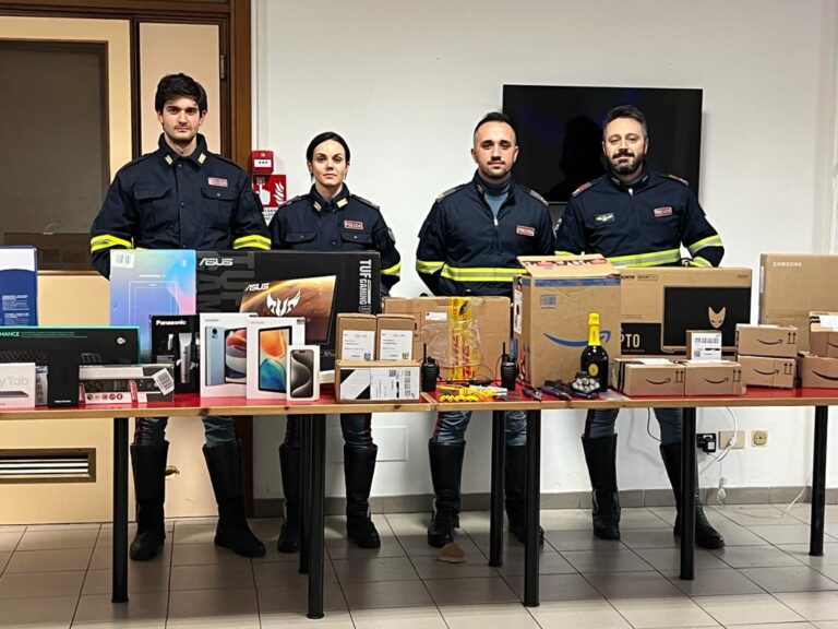 Corriere Amazon infedele beccato dalla polizia assieme al complice