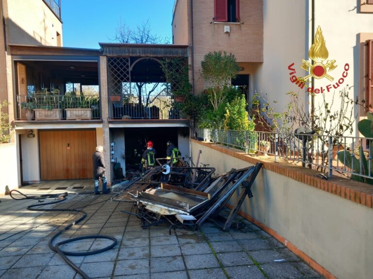 Incendio a San Giovanni Valdarno: giovane salvato dai Vigili del fuoco