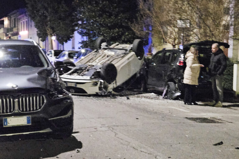 Arezzo, incidente spettacolare in via Anconetana