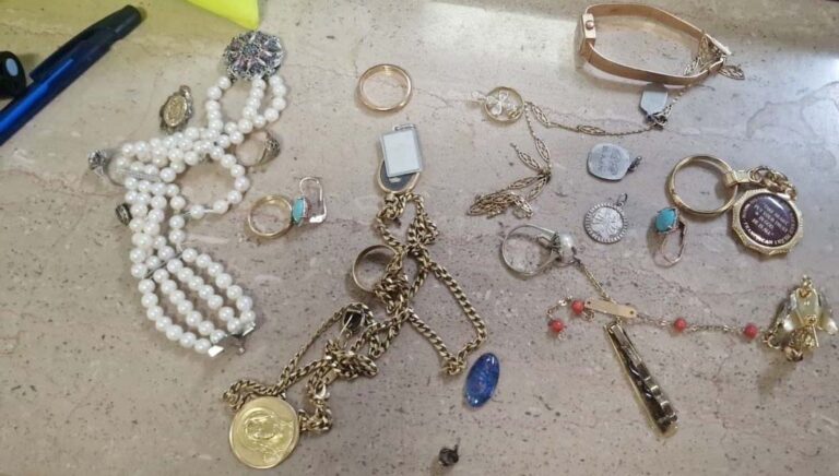 Recuperati in A1 gioielli truffati a 85enne, denunciati due giovani