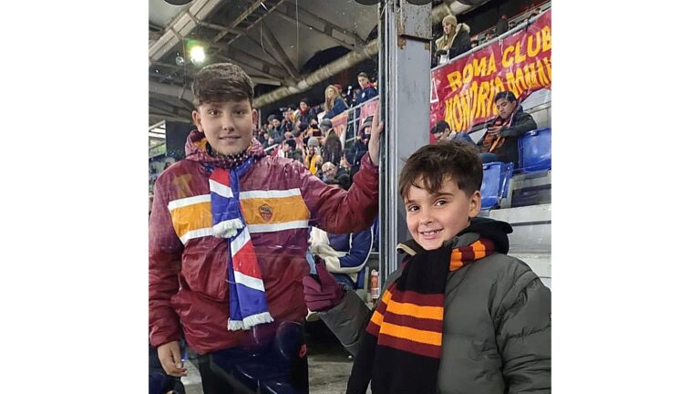 Lo scambio di sciarpe che ha emozionato lo stadio: la lezione di sportività dei piccoli tifosi di Roma e Fiorentina durante la partita