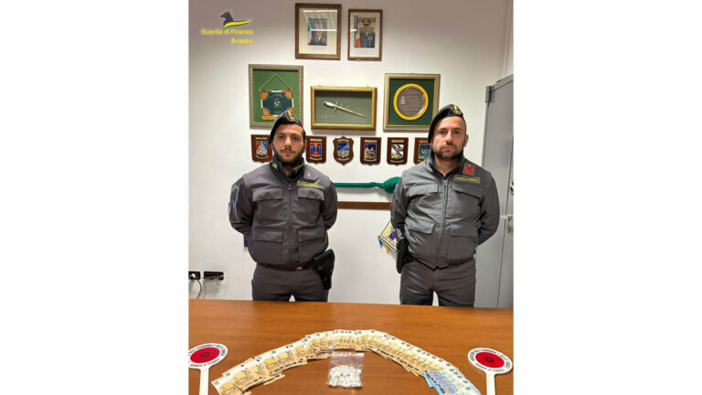 Trovato con 43 dosi di cocaina e 2.250 euro in contanti, arrestato