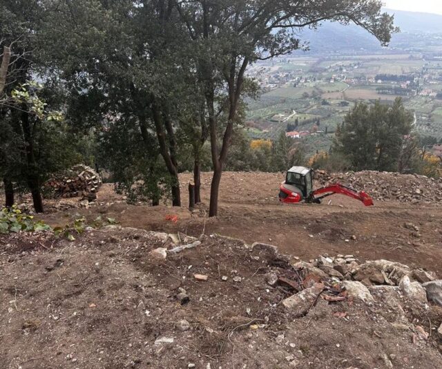 Blitz a Mammi: sequestrata l’area del castello di Castiglion Fiorentino per indagini su rifiuti e cantiere irregolare