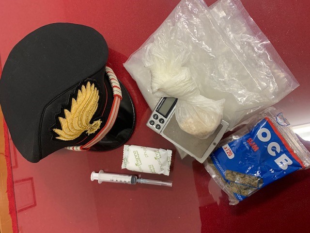 Carabinieri cercano carte di pagamento, trovano cocaina e marijuana: arrestato 47enne