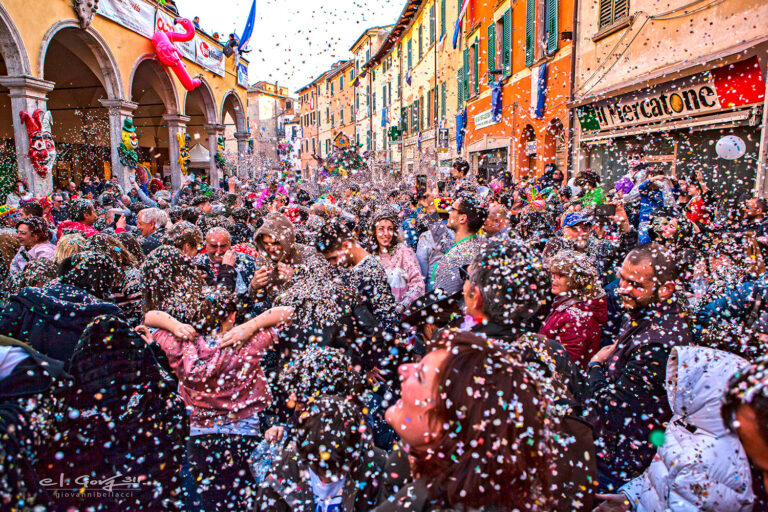 Il Carnevale di Foiano della Chiana: 485 edizioni di tradizione, coriandoli e festa in Toscana