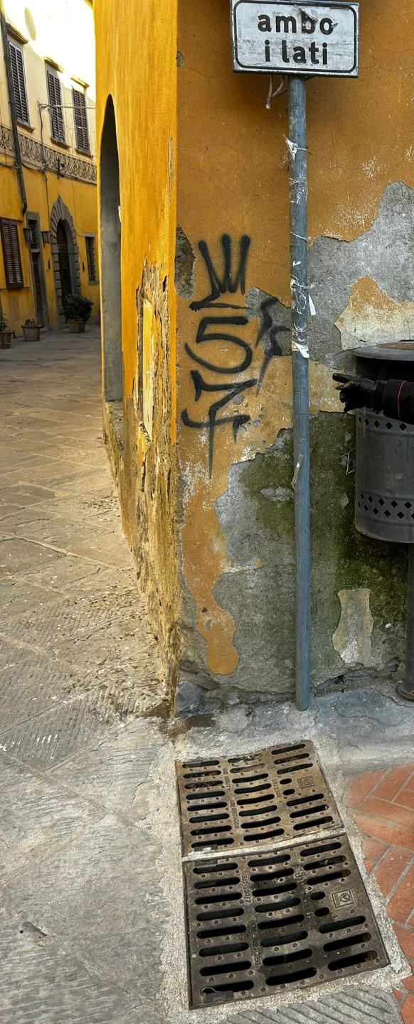 Denunciato 37enne per danneggiamento e imbrattamento a Lucignano e Marciano della Chiana