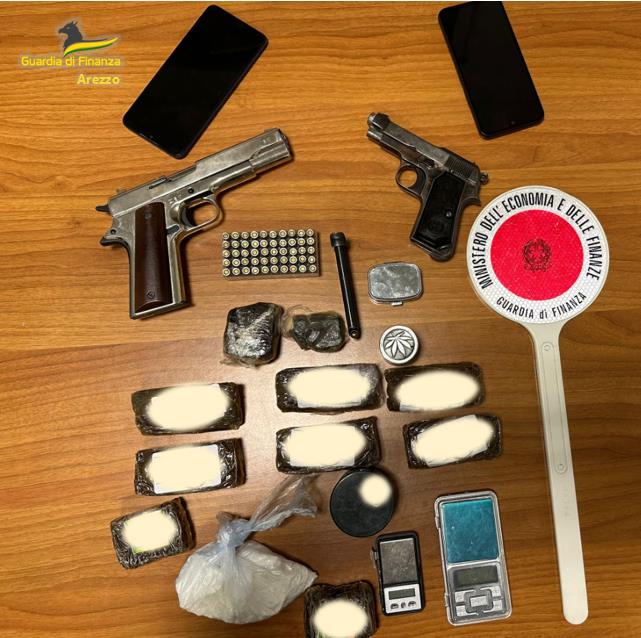 Arresto ad Arezzo: droga, armi e munizioni sequestrate dalla Guardia di Finanza
