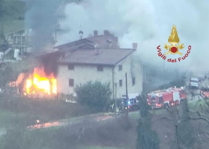 Incendio a Stia: pronta risposta dei Vigili del Fuoco e volontari