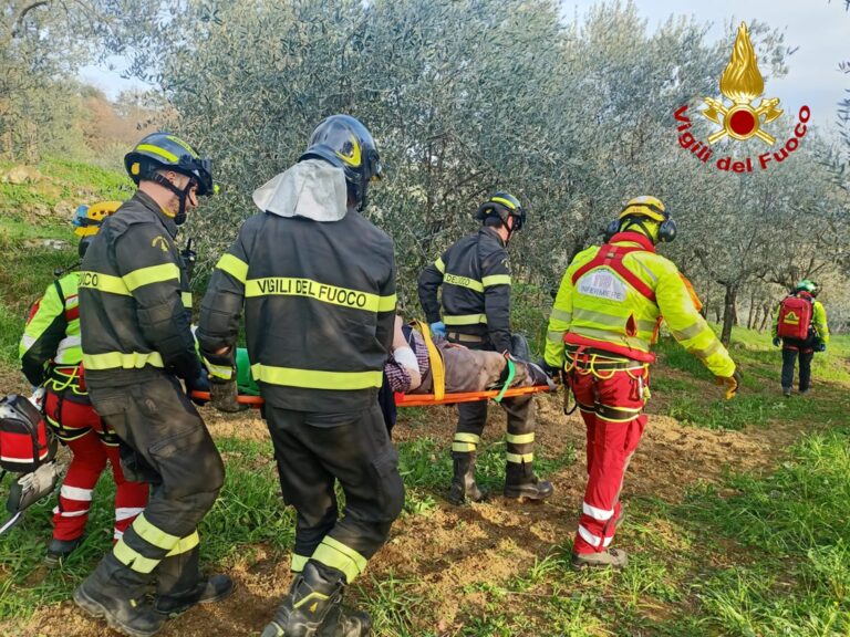 Montalto: si ribalta con il trattore e rimane incastrato, ferito 84enne
