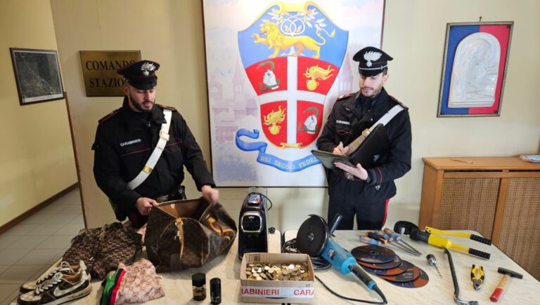 Inseguimento sulla E45: Carabinieri sequestrano refurtiva e svelano intricato caso di furto