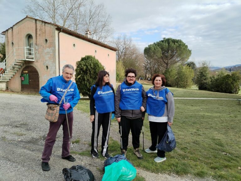 Successo per la passeggiata ecologica nel Parco di Villa Severi ad Arezzo organizzata da Etruria Fare Verde