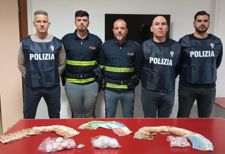Famiglia di trafficanti arrestata dalla Polizia di Stato: sequestrato mezzo chilo di cocaina e 23.000 euro in contanti