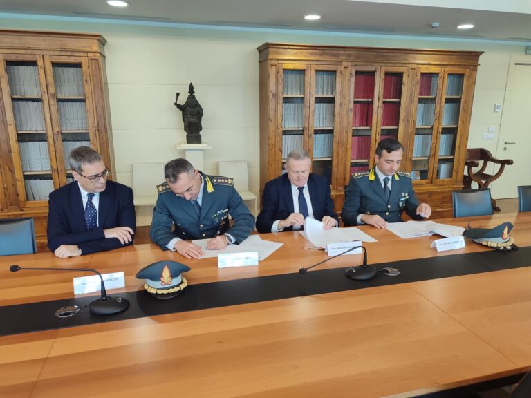 GDF Arezzo: firma protocollo per tutela economia legale e distretti industriali