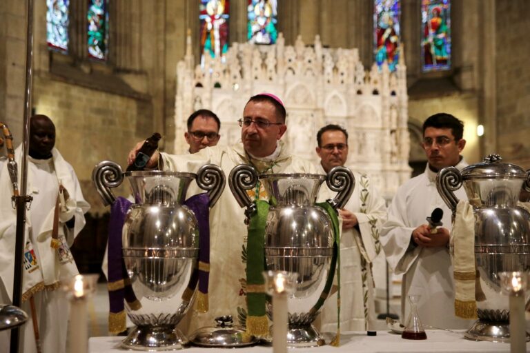 Arezzo, Messa del Crisma: la solenne celebrazione e la consacrazione degli oli santi da parte del vescovo Andrea Migliavacca