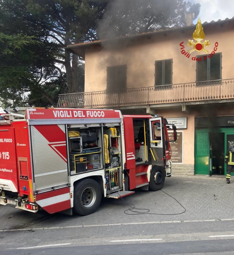 Incendio in un supermercato a Piandiscò: intervento dei Vigili del fuoco