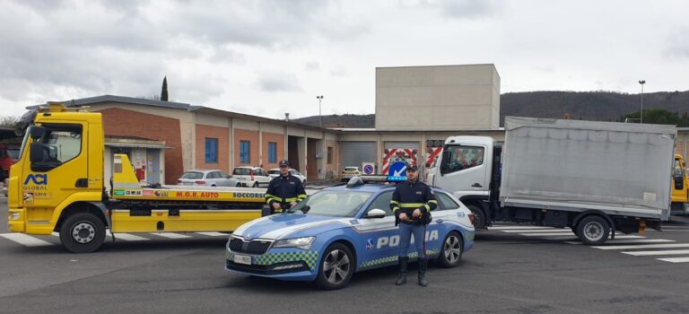 Furto curioso in autostrada: soccorso due volte in 4 ore, giovane ruba carro attrezzi con veicolo ancora agganciato”