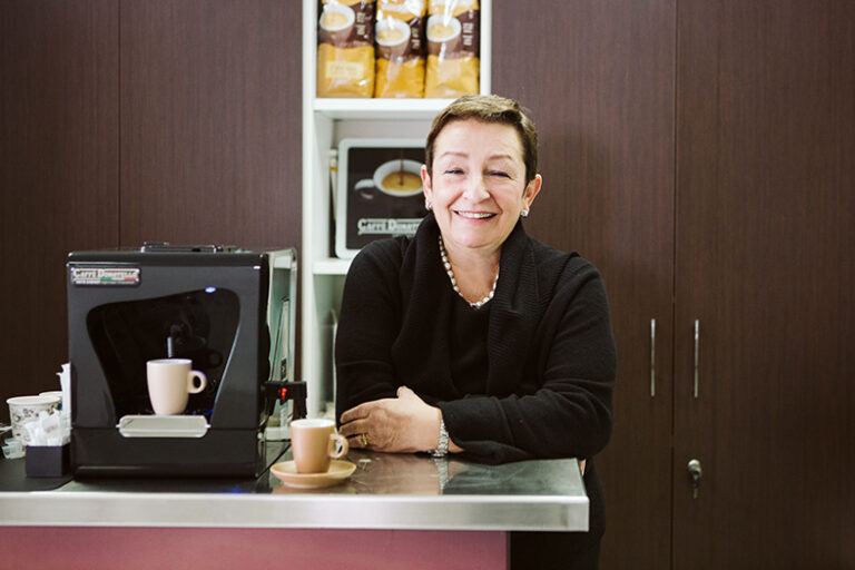Prezzi alle stelle e scarsità di materia prima: il business del caffè nella tempesta perfetta