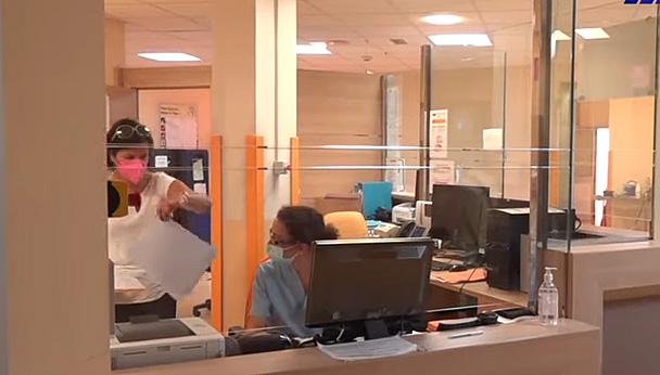 Caos al Pronto Soccorso: donna minaccia i sanitari e aggredisce una guardia giurata