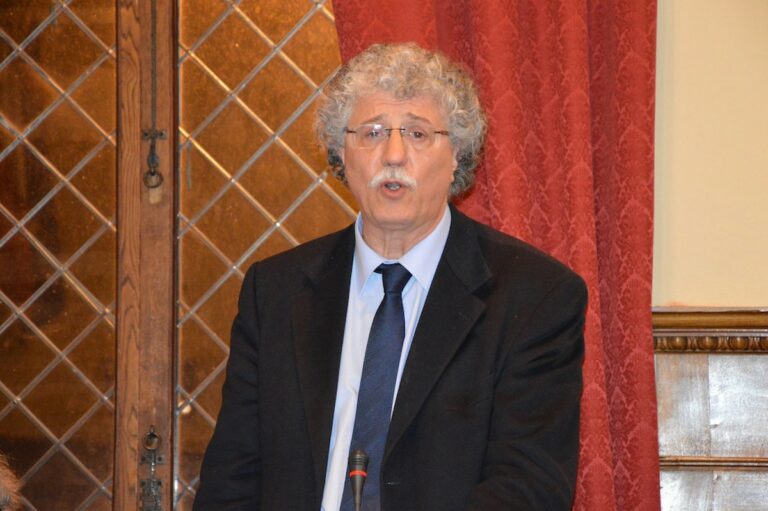 Lavarsene le mani: l’Amministrazione Comunale evade le proprie responsabilità sull’antenna di Via Sicilia
