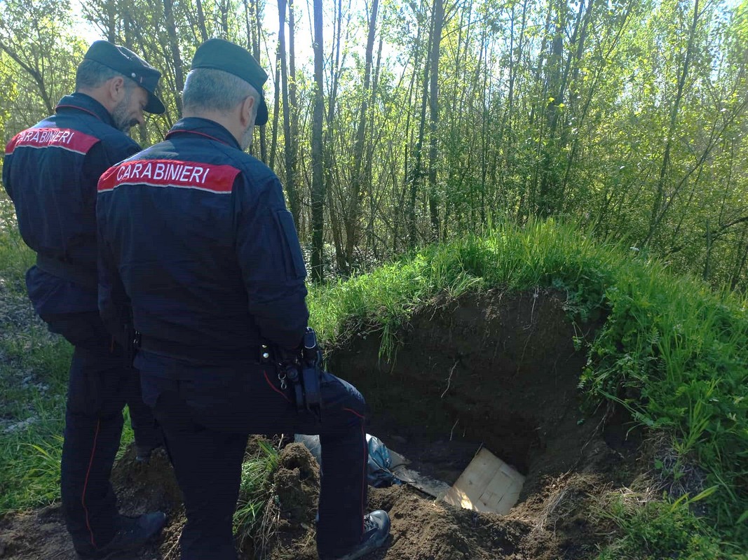 Carabinieri Forestali con buca