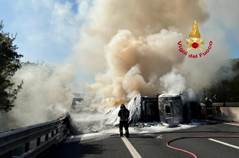 Incidente autostradale sulla A1: mezzo pesante si ribalta e prende fuoco, interruzione del traffico in entrambe le direzioni