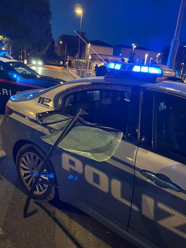 Arrestato per resistenza, lesioni e danneggiamento aggravato. Quattro agenti feriti