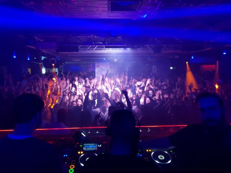 Caos nella notte: evacuata discoteca ‘Class 125’ di Arezzo a causa di spray urticante. Carabinieri sulle tracce degli autori