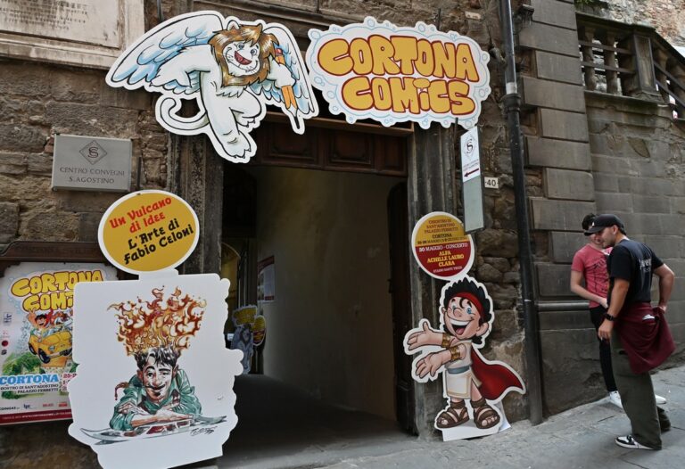 Una galleria fotografica che cattura momenti colorati di Cortona Comics 2024