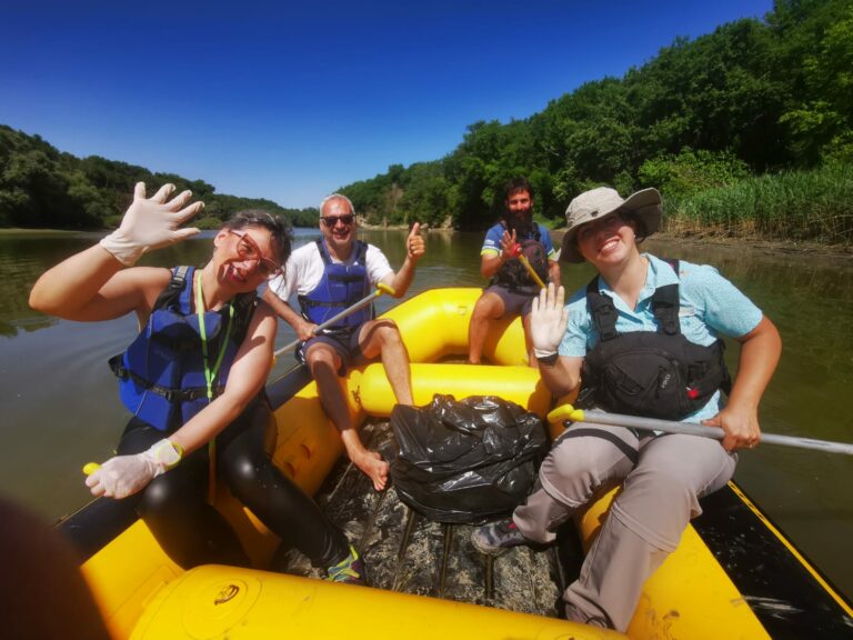 Rafting anti-plastica: tra Sorrisi e pagaiate, recuperati rifiuti di ogni iipo nella prima giornata della Settimana della Bonifica 2024