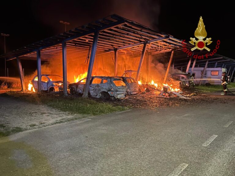 Incendio a San Giustino Valdarno: otto auto e un camper distrutti dalle fiamme