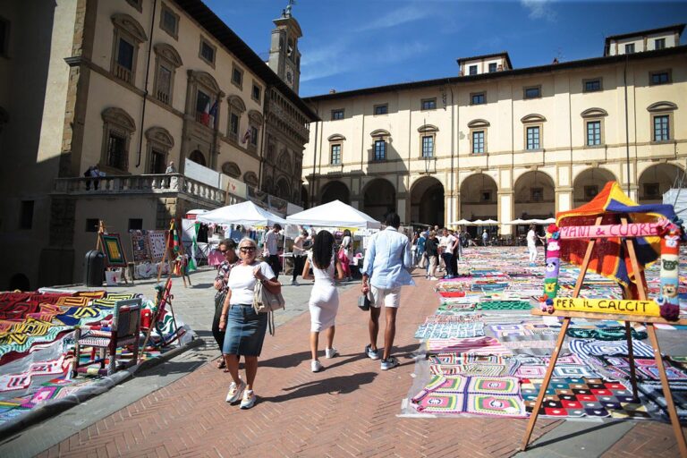 Le  foto di Rogialli delle 1500 coperte di Mani&Cuore in Piazza Grande