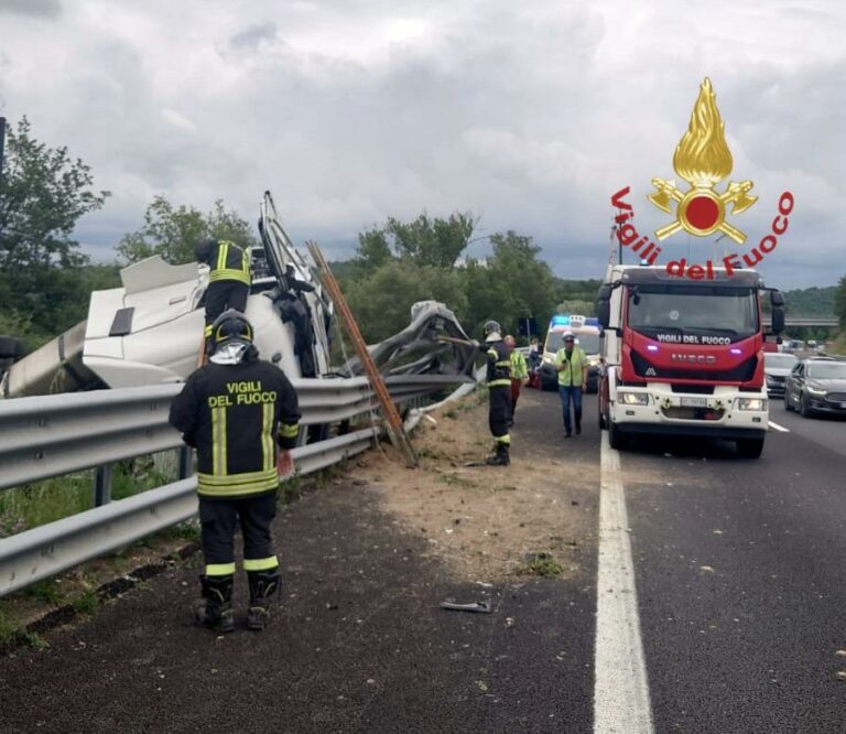 Incidente stradale sull’A1: camion ribaltato coinvolge autovettura ferma