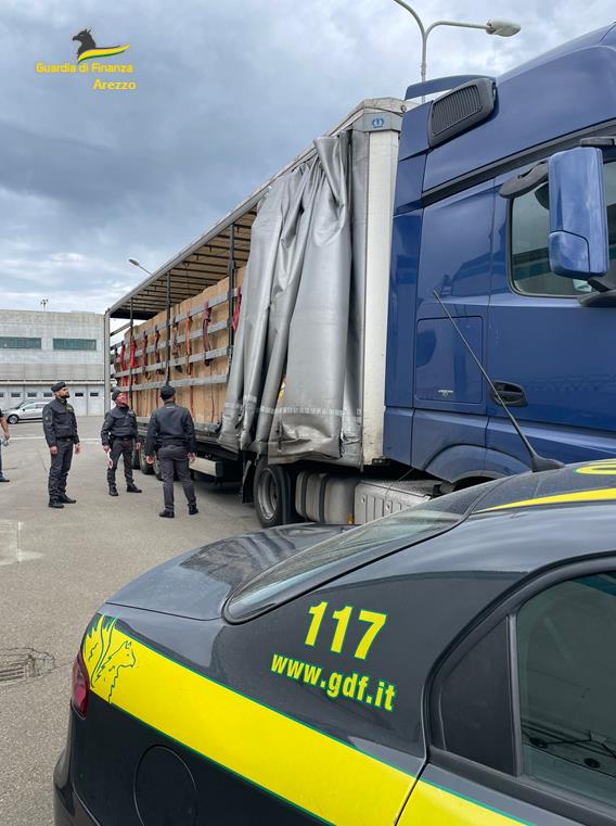 GDF Arezzo: sequestrate 10 tonnellate di tabacco lavorato estero di contrabbando