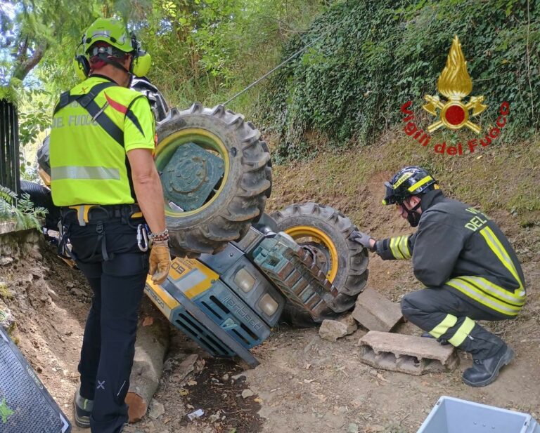Grave incidente a Chiaveretto: intervento dei Vigili del Fuoco per soccorrere un uomo incastrato sotto un trattore