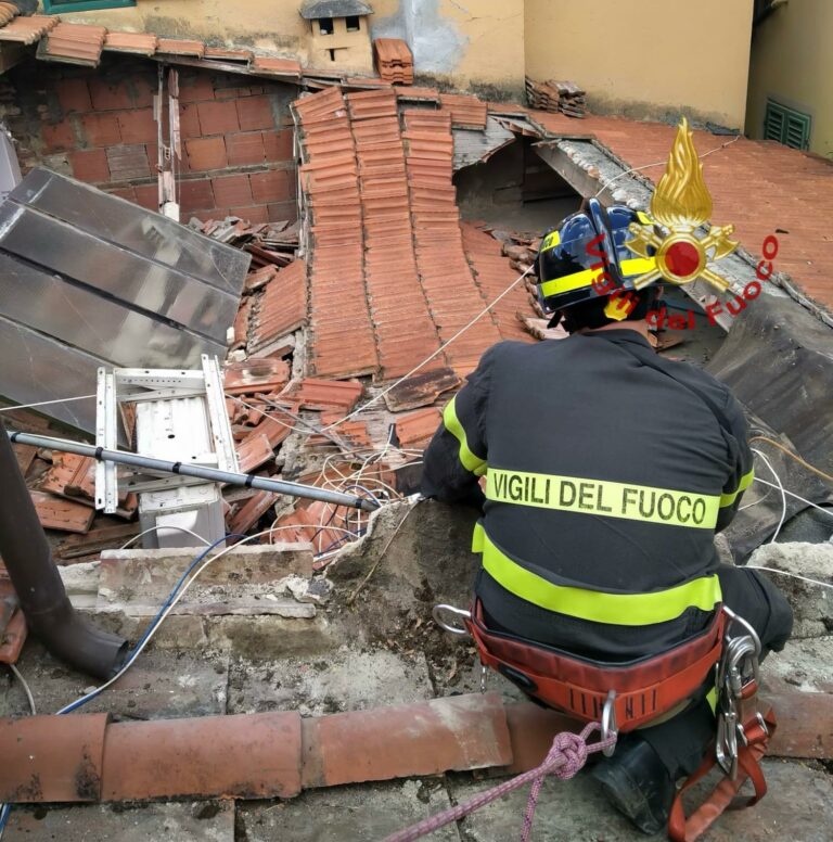 San Giovanni Valdarno:  crolla tetto in Via San Lorenzo: evacuate due famiglie