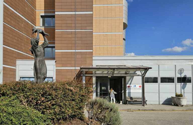 Maxi incendio al magazzino Trony di Ossaia: soccorso un uomo di 29 anni