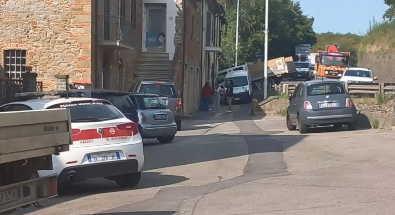 Due incidenti stradali ad Arezzo: coinvolte diverse persone, tra cui una minore