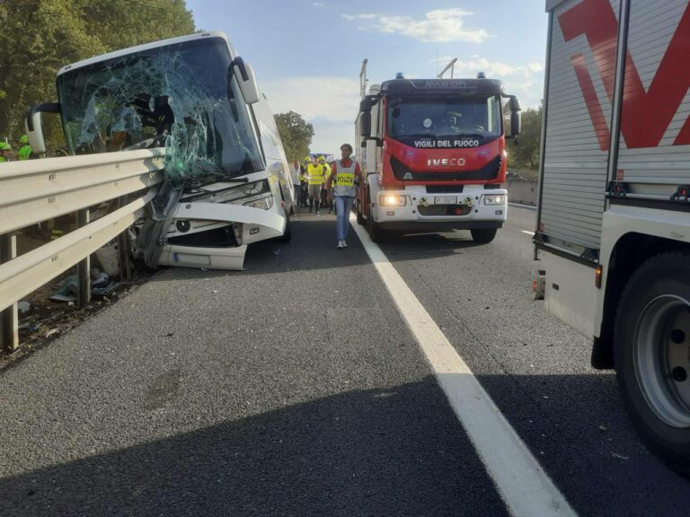 Maxiemergenza sulla A1: pullman ribaltato, un morto e diversi feriti