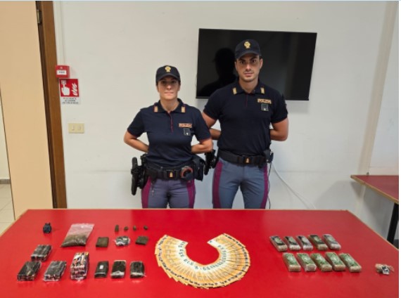 Arrestati due giovani per traffico di droga sulla A1: sequestrati 2 Kg di hashish