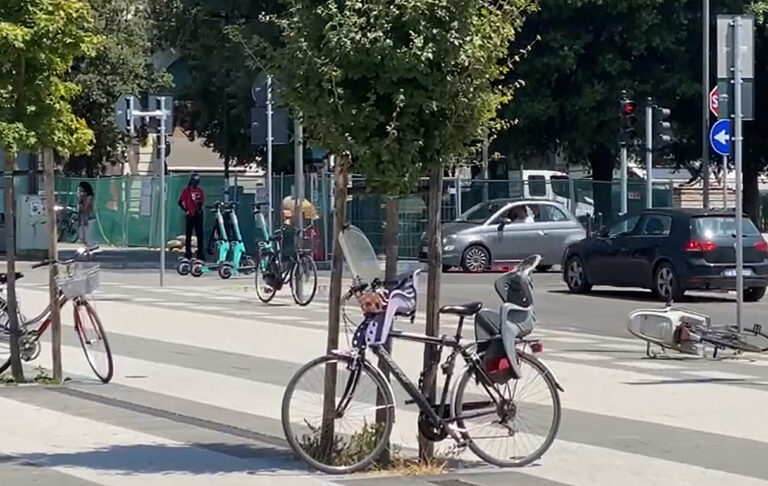 Amici, amici ti legan la bici…
