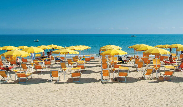 Casalbordino, tragedia in mare: turista 73enne di Arezzo muore per un malore in acqua
