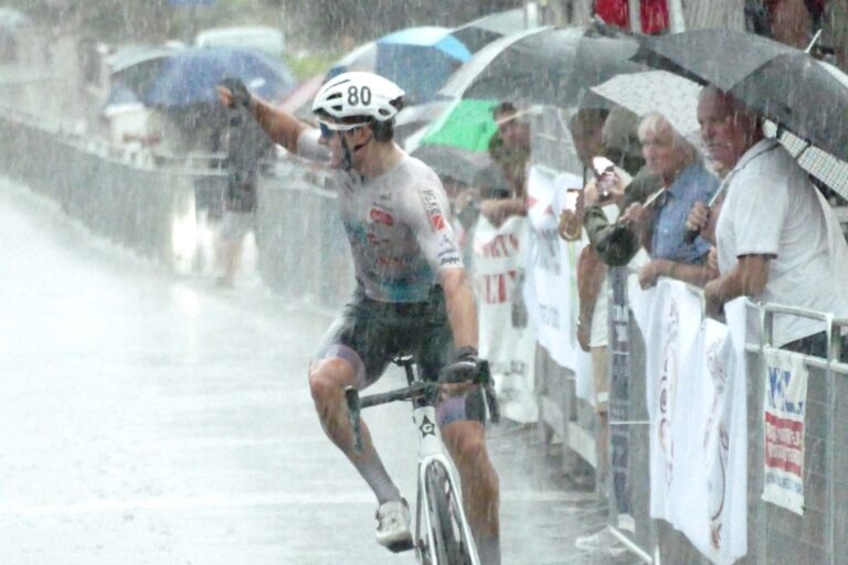 Pioggia e spettacolo alla 101ª edizione del Trofeo Santa Lucia: trionfa il britannico Kingston