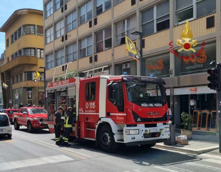 Arezzo, incendio a un quadro elettrico in Via Roma, intervento dei Vigili del fuoco